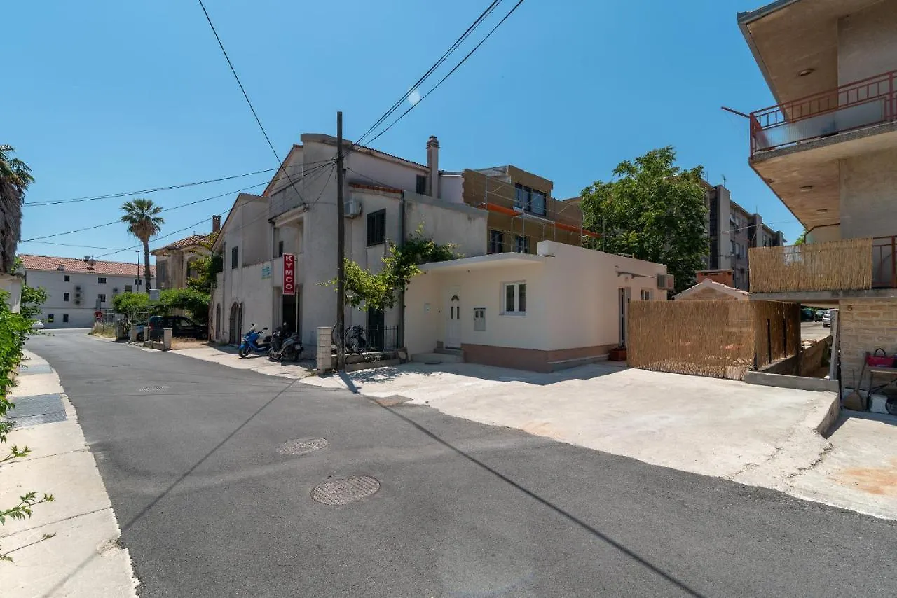 Small Private House With A Terrace In Trogir Διαμέρισμα